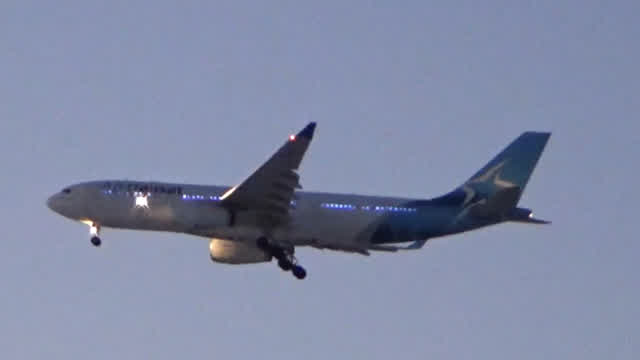 camera zoom on plane