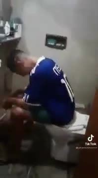 un pendejo re duro se olvida de sacarse la ropa al bañarse
