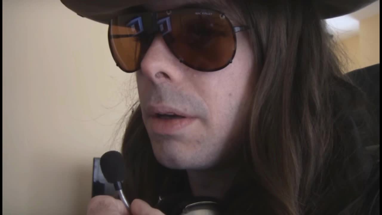 Dross el hipocrita, se queja de que se metan con su familia.