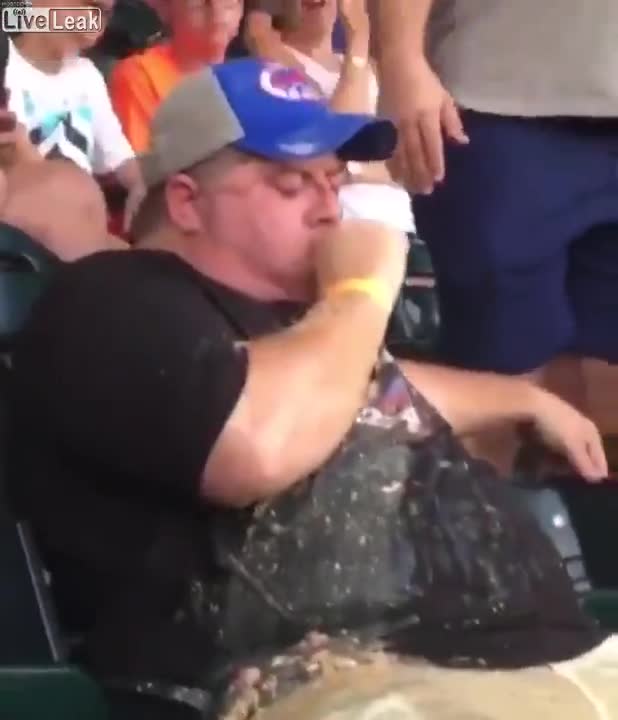tipo vomita en baseball