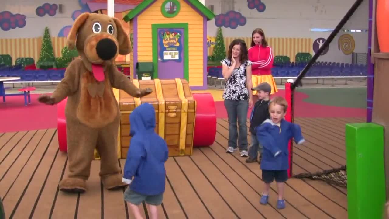 Wags The Dog & Alex featuring Crazy Frog - I Like To Move It (Official Music Video)