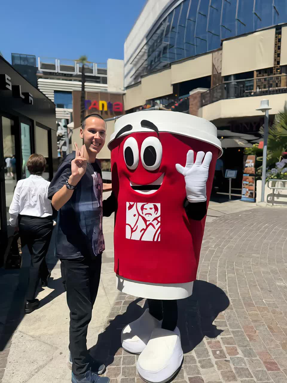 Carlos Bailando Con Una Taza De Café