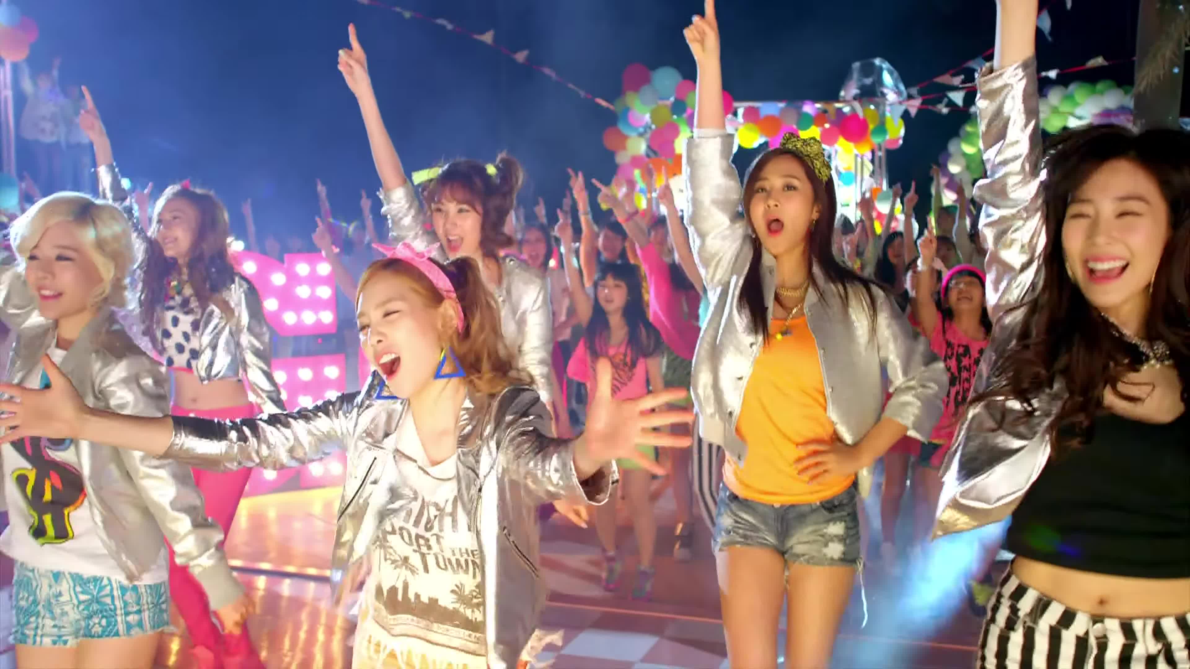 Girls' Generation 少女時代 'LOVE&GIRLS' MV