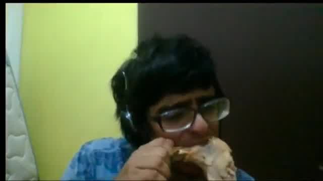 Bronce V da su opinión de los inmigrantes mientras come pollo