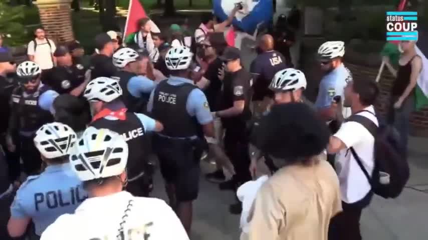 Policia impede protestantes de queimar bandeira dos EUA Policia impede protestantes de queimar bandeira dos EUA