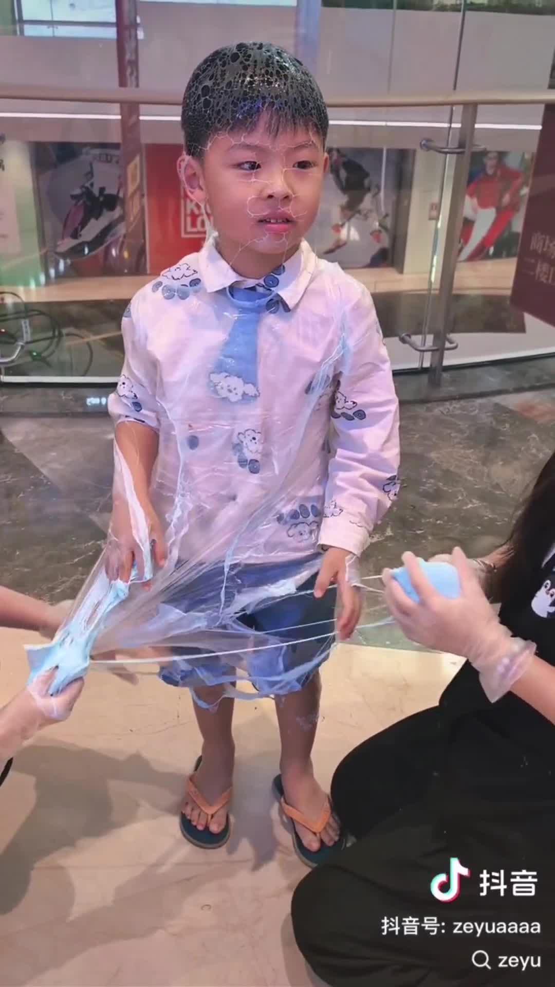 被史莱姆胶包裹的小孩
