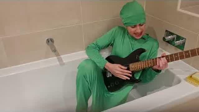 GREEN GUY SINGS IN THE TUB