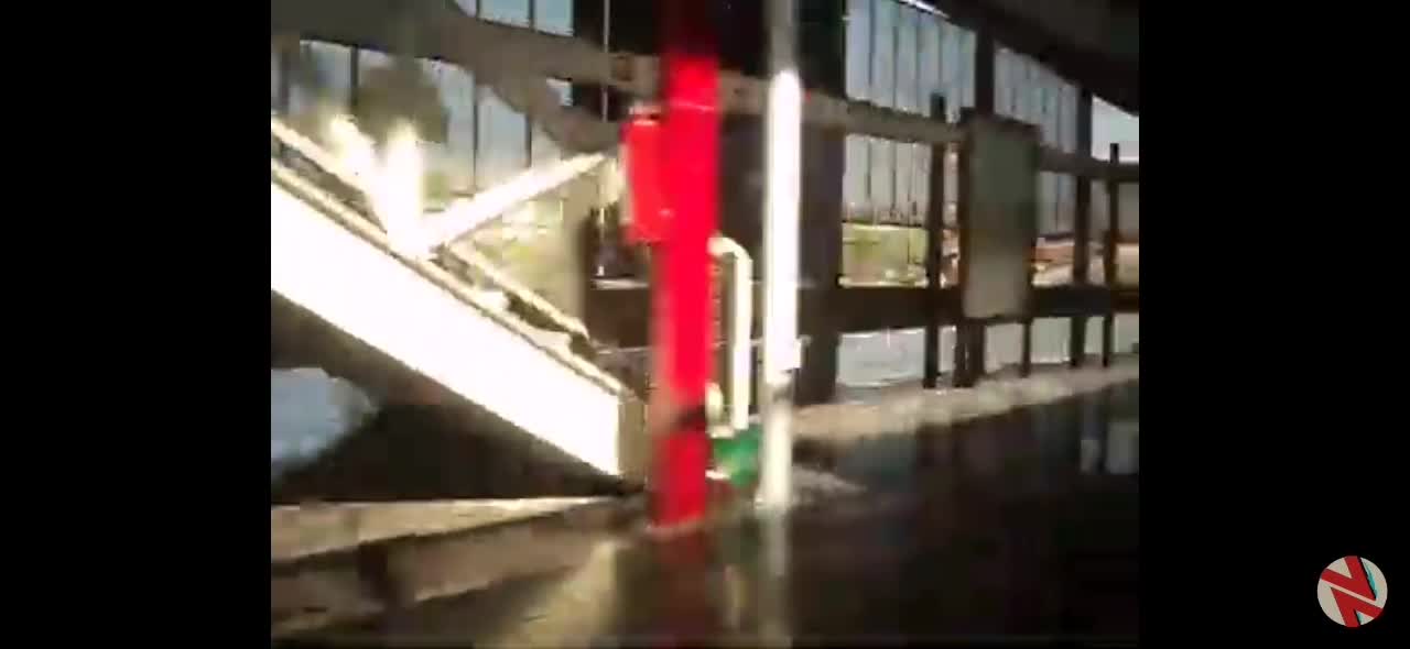 Suburbano saliendo de Lechería a san Rafael////Suburban departing from Lechería station towards the