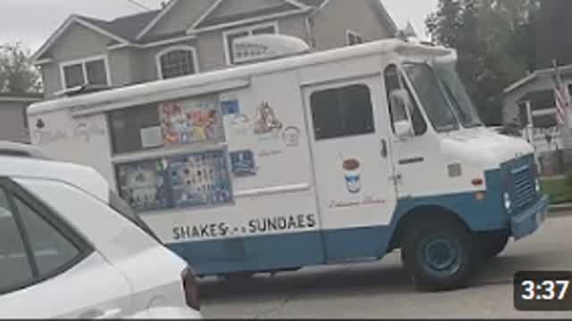 Edu Carrasco XD Gets Scared of His Present