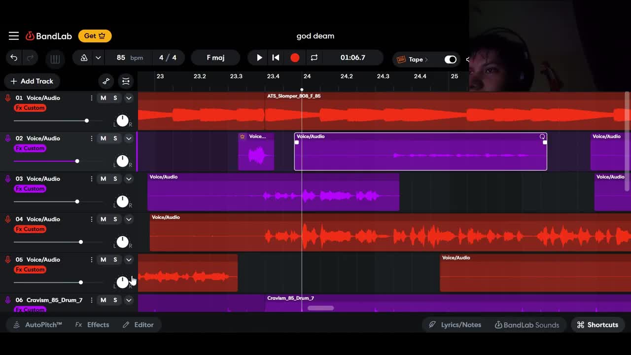 EL SIX SIX MOON terminando una cancion xd