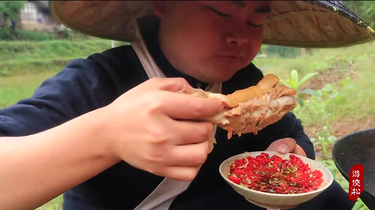 Guizhou special red acid soup pig feet, delicious to lick the bottom of the bowl!