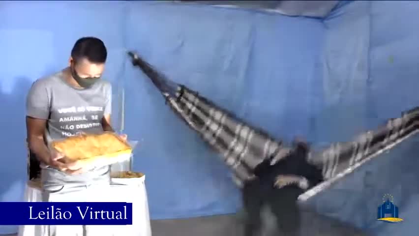 Padre leiloando uma lasanha Padre leiloando uma lasanha