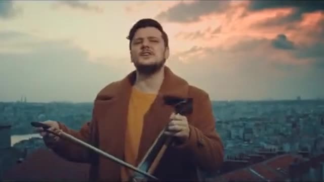 sesin gelir uzaktan gel diye